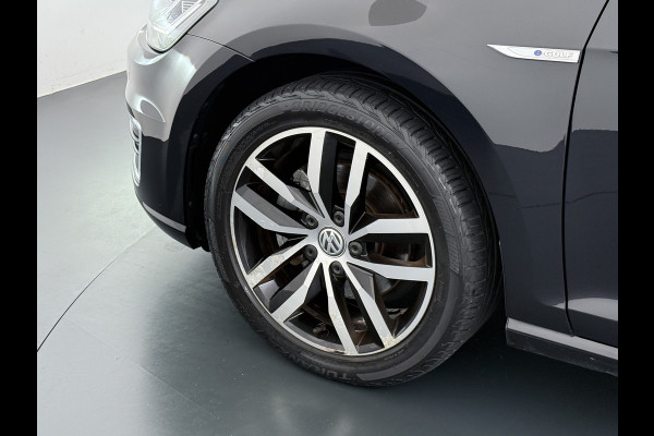 Volkswagen e-Golf Leer Warmtepomp LED+ Apple Carplay Android Navi Adaptieve-Cr. Digit.Dashb. PDC-v+a DAB 17" Ecc Led Premium Audio High-End- Dynaudio Zwarte-Hemel Lmv Privacy Glas Spiegel Pakket Virtual Cockpit Leder Pakket Stoelverwarming Origineel Nederlandse Auto Dealeronderhouden € 48.000 Nieuw!