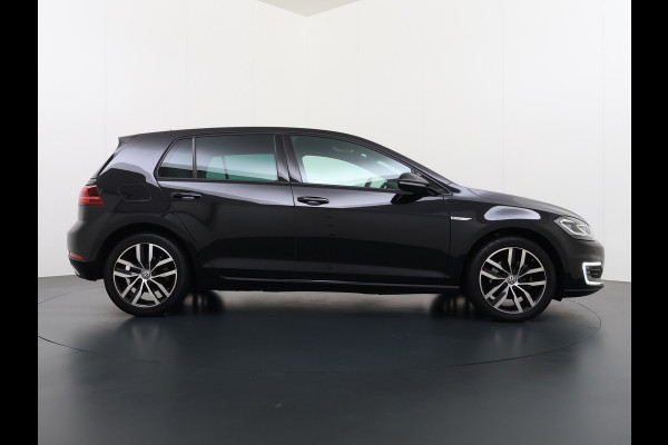 Volkswagen e-Golf Leer Warmtepomp LED+ Apple Carplay Android Navi Adaptieve-Cr. Digit.Dashb. PDC-v+a DAB 17" Ecc Led Premium Audio High-End- Dynaudio Zwarte-Hemel Lmv Privacy Glas Spiegel Pakket Virtual Cockpit Leder Pakket Stoelverwarming Origineel Nederlandse Auto Dealeronderhouden € 48.000 Nieuw!