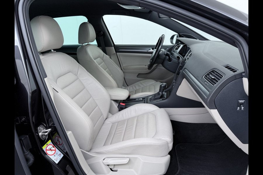 Volkswagen e-Golf Leer Warmtepomp LED+ Apple Carplay Android Navi Adaptieve-Cr. Digit.Dashb. PDC-v+a DAB 17" Ecc Led Premium Audio High-End- Dynaudio Zwarte-Hemel Lmv Privacy Glas Spiegel Pakket Virtual Cockpit Leder Pakket Stoelverwarming Origineel Nederlandse Auto Dealeronderhouden € 48.000 Nieuw!