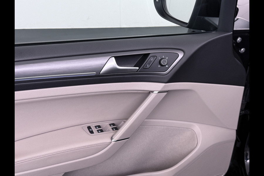 Volkswagen e-Golf Leer Warmtepomp LED+ Apple Carplay Android Navi Adaptieve-Cr. Digit.Dashb. PDC-v+a DAB 17" Ecc Led Premium Audio High-End- Dynaudio Zwarte-Hemel Lmv Privacy Glas Spiegel Pakket Virtual Cockpit Leder Pakket Stoelverwarming Origineel Nederlandse Auto Dealeronderhouden € 48.000 Nieuw!