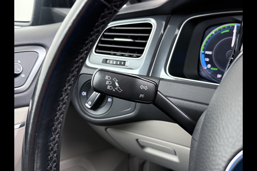 Volkswagen e-Golf Leer Warmtepomp LED+ Apple Carplay Android Navi Adaptieve-Cr. Digit.Dashb. PDC-v+a DAB 17" Ecc Led Premium Audio High-End- Dynaudio Zwarte-Hemel Lmv Privacy Glas Spiegel Pakket Virtual Cockpit Leder Pakket Stoelverwarming Origineel Nederlandse Auto Dealeronderhouden € 48.000 Nieuw!