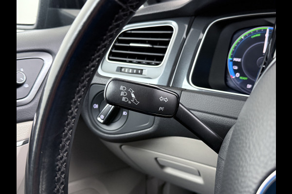 Volkswagen e-Golf Leer Warmtepomp LED+ Apple Carplay Android Navi Adaptieve-Cr. Digit.Dashb. PDC-v+a DAB 17" Ecc Led Premium Audio High-End- Dynaudio Zwarte-Hemel Lmv Privacy Glas Spiegel Pakket Virtual Cockpit Leder Pakket Stoelverwarming Origineel Nederlandse Auto Dealeronderhouden € 48.000 Nieuw!