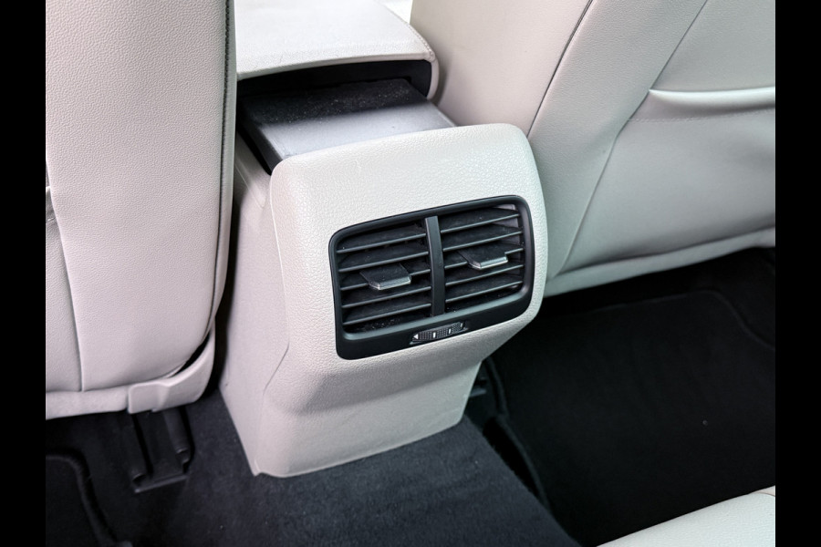 Volkswagen e-Golf Leer Warmtepomp LED+ Apple Carplay Android Navi Adaptieve-Cr. Digit.Dashb. PDC-v+a DAB 17" Ecc Led Premium Audio High-End- Dynaudio Zwarte-Hemel Lmv Privacy Glas Spiegel Pakket Virtual Cockpit Leder Pakket Stoelverwarming Origineel Nederlandse Auto Dealeronderhouden € 48.000 Nieuw!