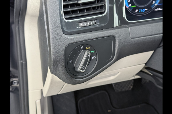 Volkswagen e-Golf Leer Warmtepomp LED+ Apple Carplay Android Navi Adaptieve-Cr. Digit.Dashb. PDC-v+a DAB 17" Ecc Led Premium Audio High-End- Dynaudio Zwarte-Hemel Lmv Privacy Glas Spiegel Pakket Virtual Cockpit Leder Pakket Stoelverwarming Origineel Nederlandse Auto Dealeronderhouden € 48.000 Nieuw!