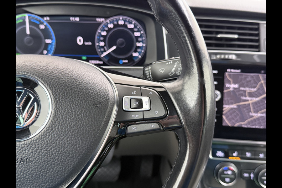 Volkswagen e-Golf Leer Warmtepomp LED+ Apple Carplay Android Navi Adaptieve-Cr. Digit.Dashb. PDC-v+a DAB 17" Ecc Led Premium Audio High-End- Dynaudio Zwarte-Hemel Lmv Privacy Glas Spiegel Pakket Virtual Cockpit Leder Pakket Stoelverwarming Origineel Nederlandse Auto Dealeronderhouden € 48.000 Nieuw!
