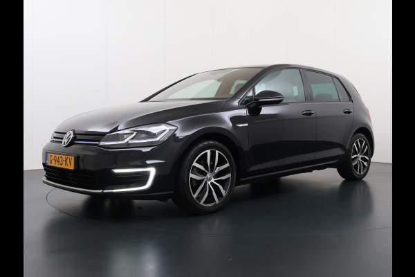Volkswagen e-Golf Leer Warmtepomp LED+ Apple Carplay Android Navi Adaptieve-Cr. Digit.Dashb. PDC-v+a DAB 17" Ecc Led Premium Audio High-End- Dynaudio Zwarte-Hemel Lmv Privacy Glas Spiegel Pakket Virtual Cockpit Leder Pakket Stoelverwarming Origineel Nederlandse Auto Dealeronderhouden € 48.000 Nieuw!