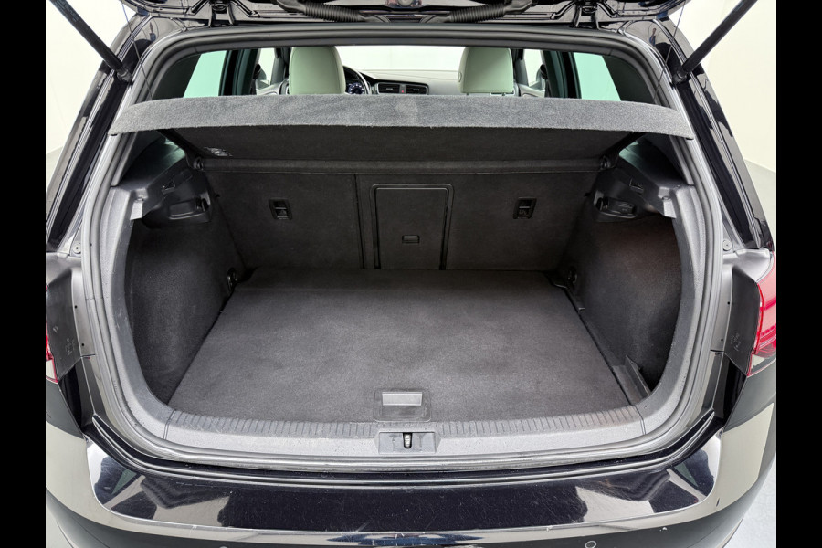 Volkswagen e-Golf Leer Warmtepomp LED+ Apple Carplay Android Navi Adaptieve-Cr. Digit.Dashb. PDC-v+a DAB 17" Ecc Led Premium Audio High-End- Dynaudio Zwarte-Hemel Lmv Privacy Glas Spiegel Pakket Virtual Cockpit Leder Pakket Stoelverwarming Origineel Nederlandse Auto Dealeronderhouden € 48.000 Nieuw!