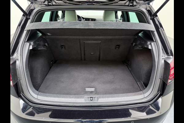 Volkswagen e-Golf Leer Warmtepomp LED+ Apple Carplay Android Navi Adaptieve-Cr. Digit.Dashb. PDC-v+a DAB 17" Ecc Led Premium Audio High-End- Dynaudio Zwarte-Hemel Lmv Privacy Glas Spiegel Pakket Virtual Cockpit Leder Pakket Stoelverwarming Origineel Nederlandse Auto Dealeronderhouden € 48.000 Nieuw!
