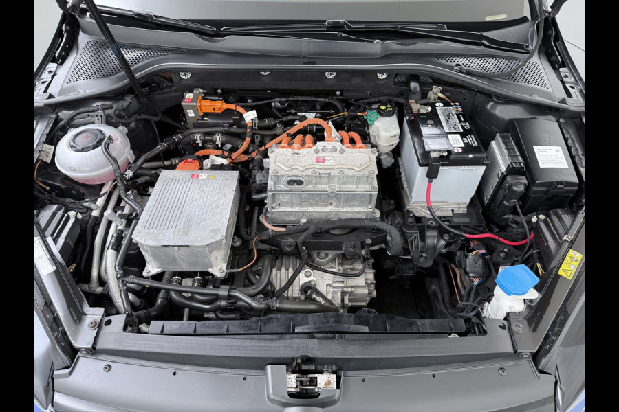 Volkswagen e-Golf Leer Warmtepomp LED+ Apple Carplay Android Navi Adaptieve-Cr. Digit.Dashb. PDC-v+a DAB 17" Ecc Led Premium Audio High-End- Dynaudio Zwarte-Hemel Lmv Privacy Glas Spiegel Pakket Virtual Cockpit Leder Pakket Stoelverwarming Origineel Nederlandse Auto Dealeronderhouden € 48.000 Nieuw!