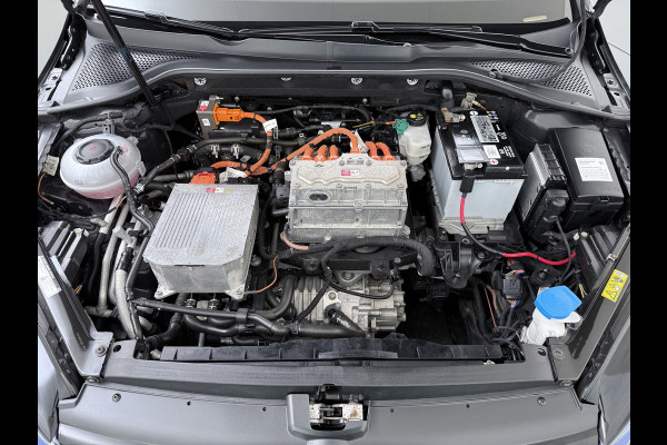 Volkswagen e-Golf Leer Warmtepomp LED+ Apple Carplay Android Navi Adaptieve-Cr. Digit.Dashb. PDC-v+a DAB 17" Ecc Led Premium Audio High-End- Dynaudio Zwarte-Hemel Lmv Privacy Glas Spiegel Pakket Virtual Cockpit Leder Pakket Stoelverwarming Origineel Nederlandse Auto Dealeronderhouden € 48.000 Nieuw!