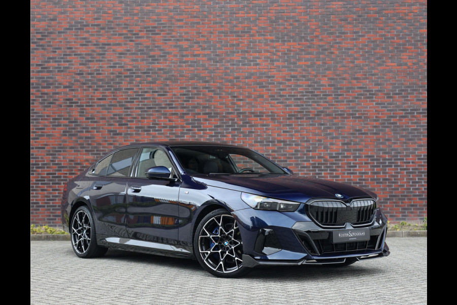 BMW 5 Serie 550e xDrive | M-Performance - Pano - Trekhaak - HUD - B&W