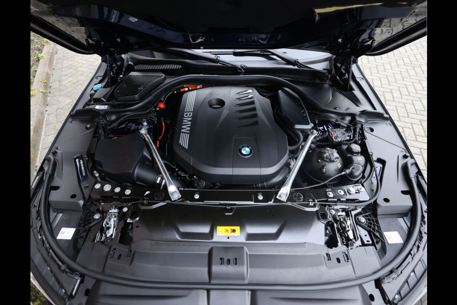 BMW 5 Serie 550e xDrive | M-Performance - Pano - Trekhaak - HUD - B&W