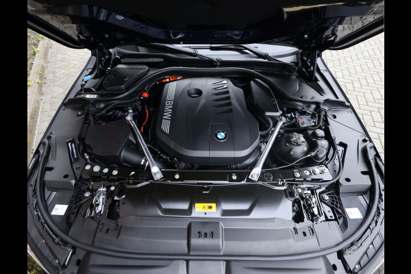 BMW 5 Serie 550e xDrive | M-Performance - Pano - Trekhaak - HUD - B&W