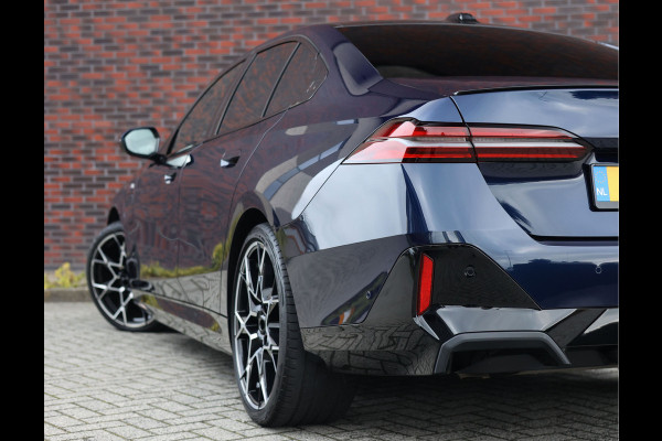 BMW 5 Serie 550e xDrive | M-Performance - Pano - Trekhaak - HUD - B&W