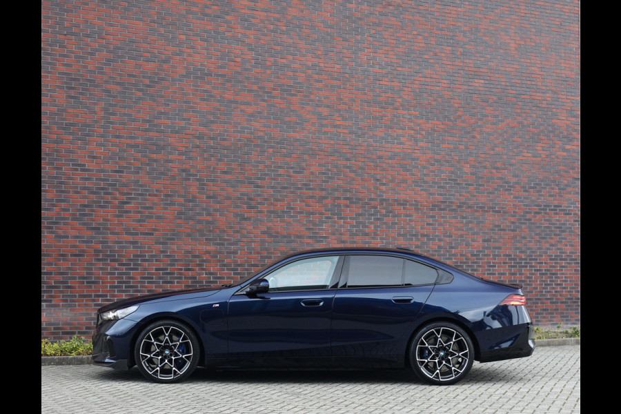 BMW 5 Serie 550e xDrive | M-Performance - Pano - Trekhaak - HUD - B&W