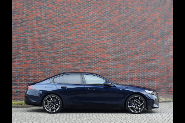 BMW 5 Serie 550e xDrive | M-Performance - Pano - Trekhaak - HUD - B&W