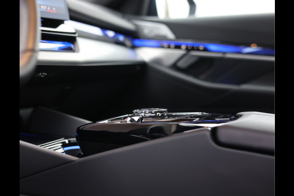 BMW 5 Serie 550e xDrive | M-Performance - Pano - Trekhaak - HUD - B&W