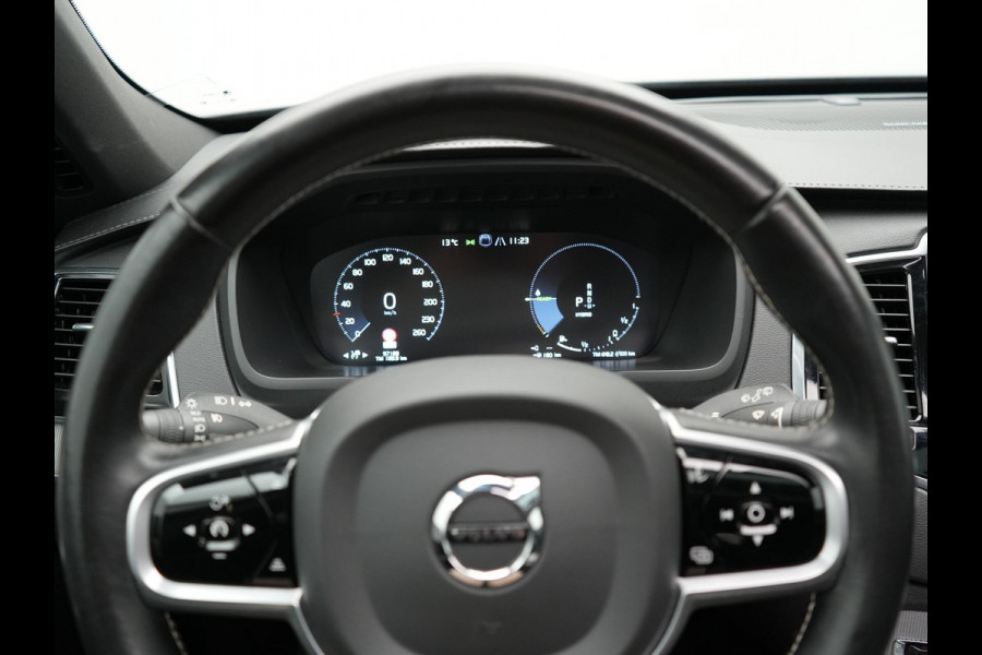 Volvo XC90 T8 Twin Engine AWD Inscription 7 Persoons Plug In Hybrid Dealer O.H PHEV | Panodak | Adaptive Cruise | Luxe Lederen Comfortzetels Massage & Ventilatie | Head Up | 360 Camera | Harman Kardon | Blis | Apple Carplay | Navigatie |