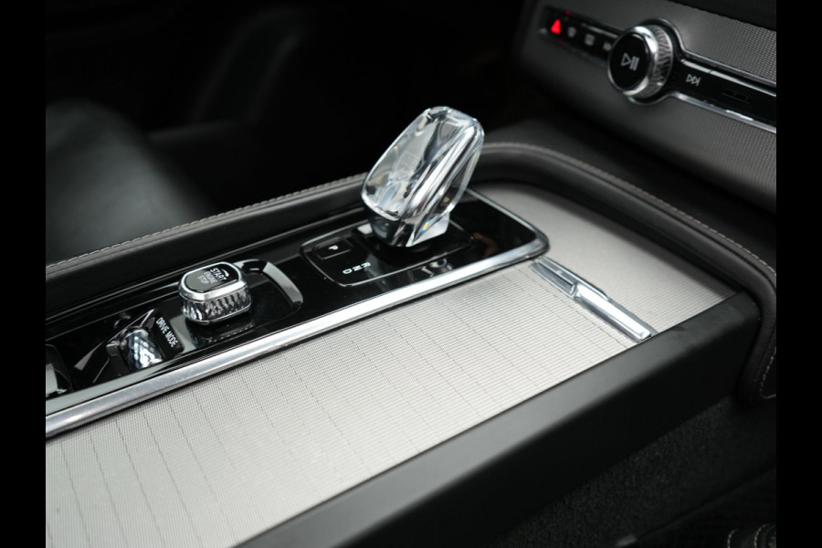 Volvo XC90 T8 Twin Engine AWD Inscription 7 Persoons Plug In Hybrid Dealer O.H PHEV | Panodak | Adaptive Cruise | Luxe Lederen Comfortzetels Massage & Ventilatie | Head Up | 360 Camera | Harman Kardon | Blis | Apple Carplay | Navigatie |
