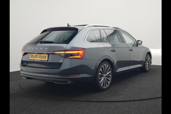 Škoda Superb Combi 1.4 TSI iV Laurin & Klement Plug In Hybrid 218pk Dealer O.H PHEV | Panodak | Trekhaak af Fabriek | Adaptive Cruise | Lederen Sportstoelen Memory & Venilatie | Camera | Crystal LED | 19"L.M | Virtual | Navigatie |