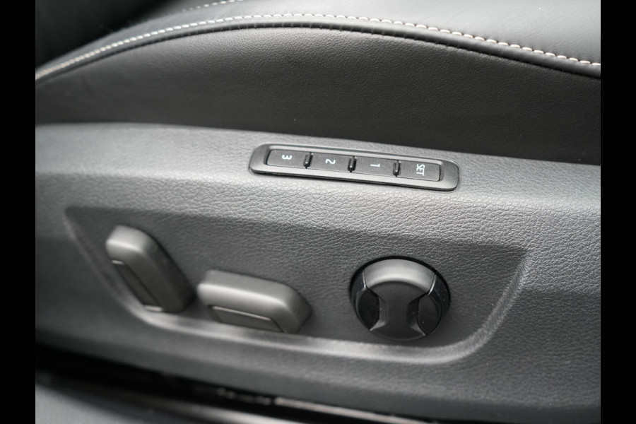 Škoda Superb Combi 1.4 TSI iV Laurin & Klement Plug In Hybrid 218pk Dealer O.H PHEV | Panodak | Trekhaak af Fabriek | Adaptive Cruise | Lederen Sportstoelen Memory & Venilatie | Camera | Crystal LED | 19"L.M | Virtual | Navigatie |