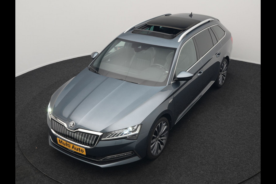 Škoda Superb Combi 1.4 TSI iV Laurin & Klement Plug In Hybrid 218pk Dealer O.H PHEV | Panodak | Trekhaak af Fabriek | Adaptive Cruise | Lederen Sportstoelen Memory & Venilatie | Camera | Crystal LED | 19"L.M | Virtual | Navigatie |