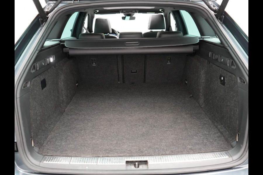 Škoda Superb Combi 1.4 TSI iV Laurin & Klement Plug In Hybrid 218pk Dealer O.H PHEV | Panodak | Trekhaak af Fabriek | Adaptive Cruise | Lederen Sportstoelen Memory & Venilatie | Camera | Crystal LED | 19"L.M | Virtual | Navigatie |