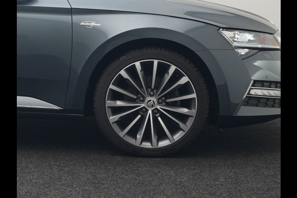 Škoda Superb Combi 1.4 TSI iV Laurin & Klement Plug In Hybrid 218pk Dealer O.H PHEV | Panodak | Trekhaak af Fabriek | Adaptive Cruise | Lederen Sportstoelen Memory & Venilatie | Camera | Crystal LED | 19"L.M | Virtual | Navigatie |