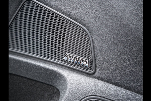 Škoda Superb Combi 1.4 TSI iV Laurin & Klement Plug In Hybrid 218pk Dealer O.H PHEV | Panodak | Trekhaak af Fabriek | Adaptive Cruise | Lederen Sportstoelen Memory & Venilatie | Camera | Crystal LED | 19"L.M | Virtual | Navigatie |