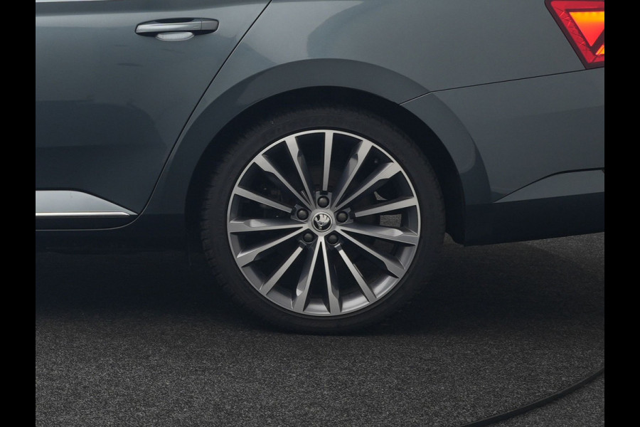 Škoda Superb Combi 1.4 TSI iV Laurin & Klement Plug In Hybrid 218pk Dealer O.H PHEV | Panodak | Trekhaak af Fabriek | Adaptive Cruise | Lederen Sportstoelen Memory & Venilatie | Camera | Crystal LED | 19"L.M | Virtual | Navigatie |