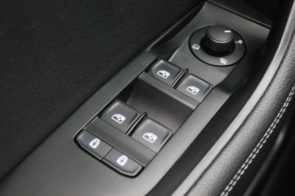 Škoda Superb Combi 1.4 TSI iV PHEV Business Edition Plus Leer, Camera, Apple Carplay, Elektr. Stoel, LED, Trekhaak, PDC