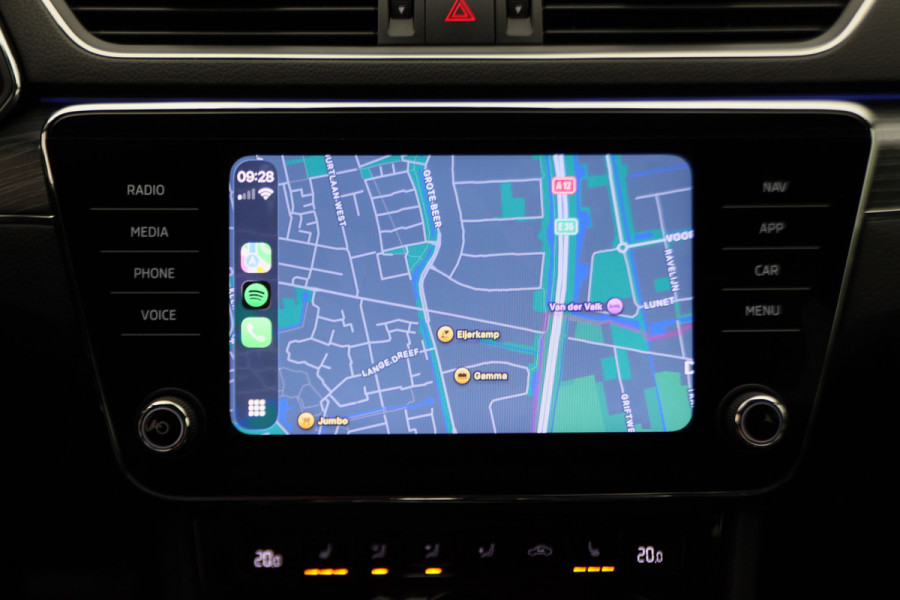 Škoda Superb Combi 1.4 TSI iV PHEV Business Edition Plus Leer, Camera, Apple Carplay, Elektr. Stoel, LED, Trekhaak, PDC