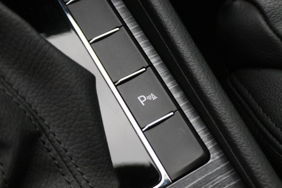 Škoda Superb Combi 1.4 TSI iV PHEV Business Edition Plus Leer, Camera, Apple Carplay, Elektr. Stoel, LED, Trekhaak, PDC