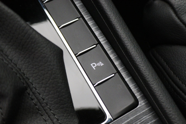 Škoda Superb Combi 1.4 TSI iV PHEV Business Edition Plus Leer, Camera, Apple Carplay, Elektr. Stoel, LED, Trekhaak, PDC