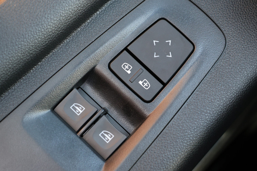 Renault Master T35 2.0 dCi 170 L2H2 DC | 6-Zitter | Navigatie | Camera | CarPlay | LED Koplampen | DAB | PDC V+A | Cruise control | Nieuwe APK | Dubbel cabine | Uniek