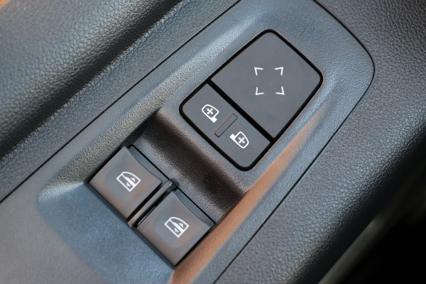 Renault Master T35 2.0 dCi 170 L2H2 DC | 6-Zitter | Navigatie | Camera | CarPlay | LED Koplampen | DAB | PDC V+A | Cruise control | Nieuwe APK | Dubbel cabine | Uniek