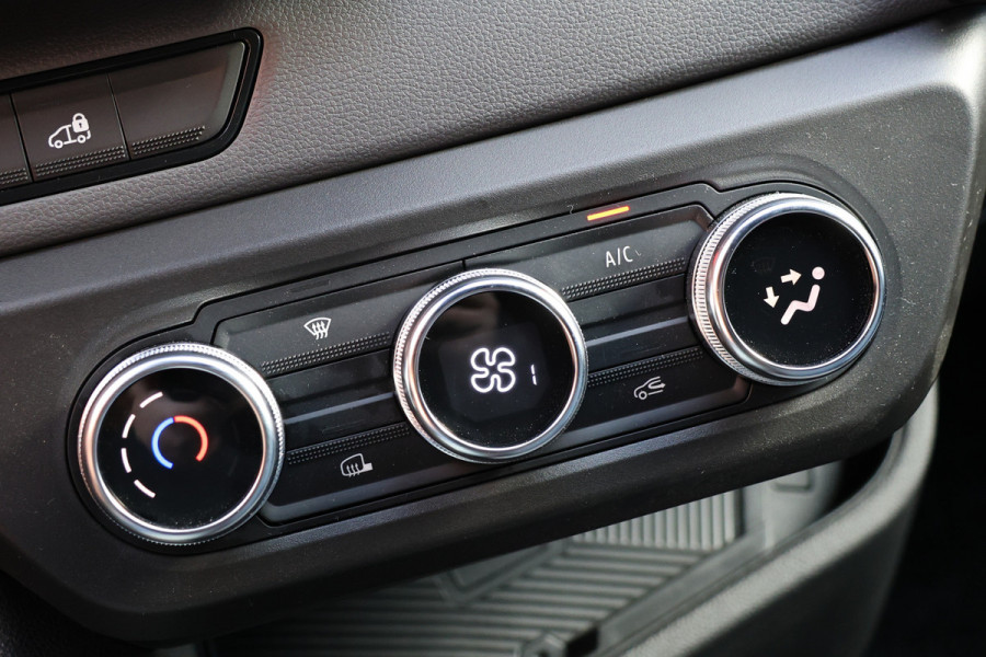 Renault Master T35 2.0 dCi 170 L2H2 DC | 6-Zitter | Navigatie | Camera | CarPlay | LED Koplampen | DAB | PDC V+A | Cruise control | Nieuwe APK | Dubbel cabine | Uniek