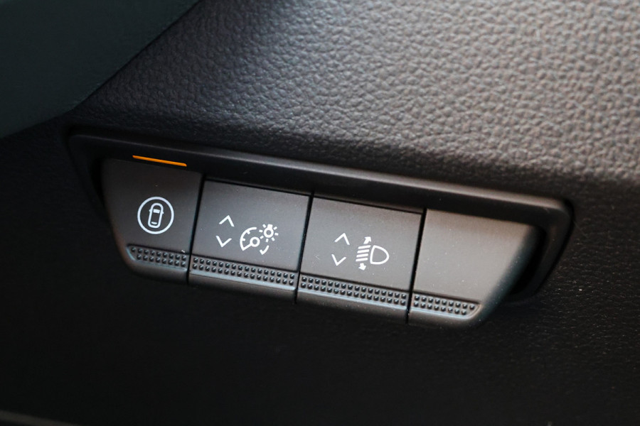 Renault Master T35 2.0 dCi 170 L2H2 DC | 6-Zitter | Navigatie | Camera | CarPlay | LED Koplampen | DAB | PDC V+A | Cruise control | Nieuwe APK | Dubbel cabine | Uniek