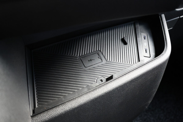 Renault Master T35 2.0 dCi 170 L2H2 DC | 6-Zitter | Navigatie | Camera | CarPlay | LED Koplampen | DAB | PDC V+A | Cruise control | Nieuwe APK | Dubbel cabine | Uniek