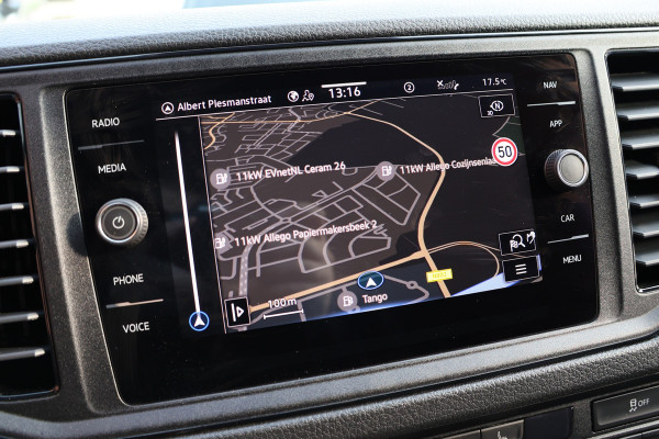 Volkswagen Crafter 2.0 TDI 177 PK L3H3 DC | VW Garantie tot 2029 | 7-Zitter | Bi-Xenon | Camera | CarPlay | Stoelverwarming | Trekhaak | Navigatie  | Dealer onderhouden | Nieuwstaat | Dubbel cabine | Betimmering | Spoilerpakket