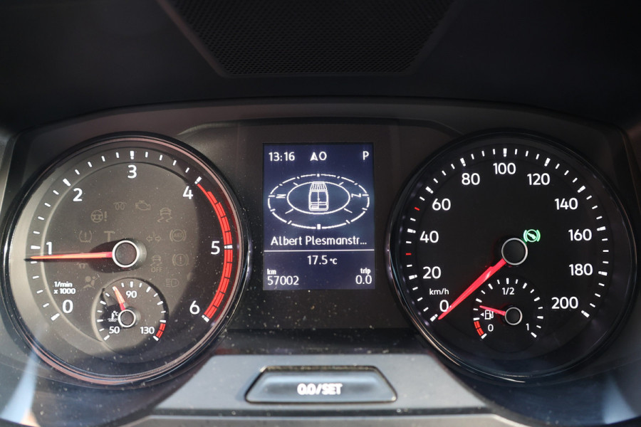 Volkswagen Crafter 2.0 TDI 177 PK L3H3 DC | VW Garantie tot 2029 | 7-Zitter | Bi-Xenon | Camera | CarPlay | Stoelverwarming | Trekhaak | Navigatie  | Dealer onderhouden | Nieuwstaat | Dubbel cabine | Betimmering | Spoilerpakket