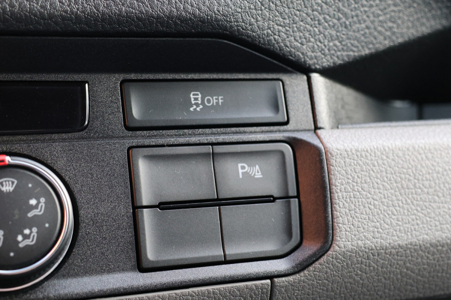 Volkswagen Crafter 2.0 TDI 177 PK L3H3 DC | VW Garantie tot 2029 | 7-Zitter | Bi-Xenon | Camera | CarPlay | Stoelverwarming | Trekhaak | Navigatie  | Dealer onderhouden | Nieuwstaat | Dubbel cabine | Betimmering | Spoilerpakket