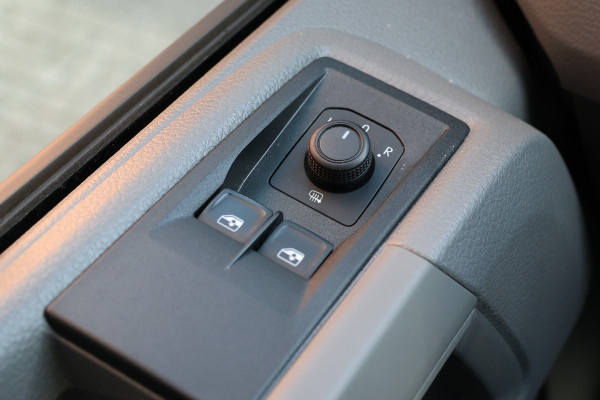 Volkswagen Crafter 2.0 TDI 177 PK L3H3 DC | VW Garantie tot 2029 | 7-Zitter | Bi-Xenon | Camera | CarPlay | Stoelverwarming | Trekhaak | Navigatie  | Dealer onderhouden | Nieuwstaat | Dubbel cabine | Betimmering | Spoilerpakket