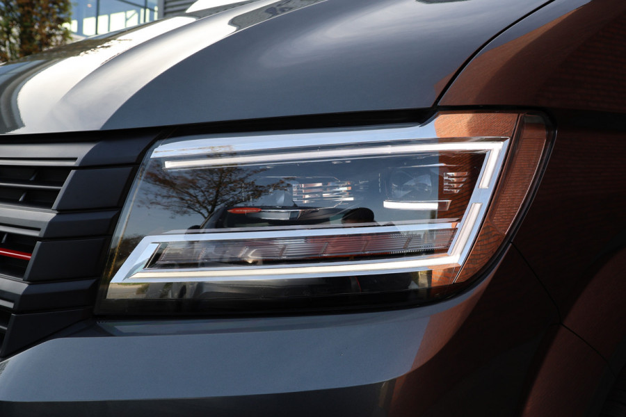 Volkswagen Crafter 2.0 TDI 177 PK L3H3 DC | VW Garantie tot 2029 | 7-Zitter | Bi-Xenon | Camera | CarPlay | Stoelverwarming | Trekhaak | Navigatie  | Dealer onderhouden | Nieuwstaat | Dubbel cabine | Betimmering | Spoilerpakket