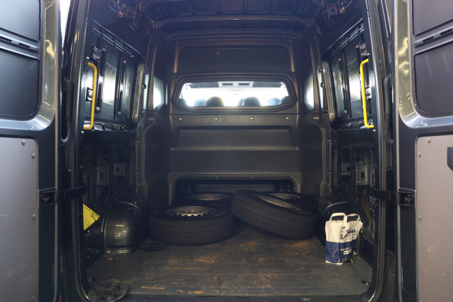 Volkswagen Crafter 2.0 TDI 177 PK L3H3 DC | VW Garantie tot 2029 | 7-Zitter | Bi-Xenon | Camera | CarPlay | Stoelverwarming | Trekhaak | Navigatie  | Dealer onderhouden | Nieuwstaat | Dubbel cabine | Betimmering | Spoilerpakket