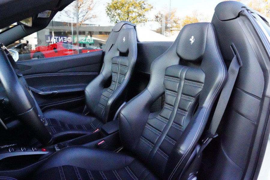 Ferrari 488 3.9 Spider HELE Passenger Display Carbon Lifting