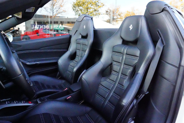 Ferrari 488 3.9 Spider HELE Passenger Display Carbon Lifting