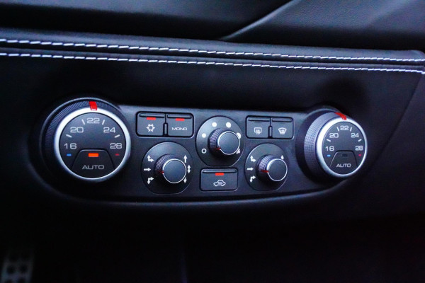 Ferrari 488 3.9 Spider HELE Passenger Display Carbon Lifting