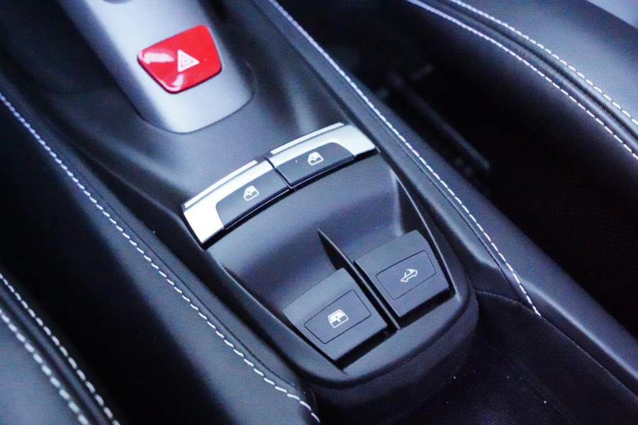 Ferrari 488 3.9 Spider HELE Passenger Display Carbon Lifting