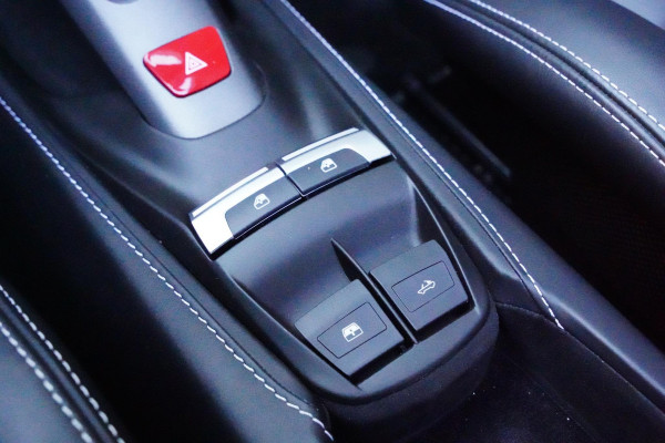 Ferrari 488 3.9 Spider HELE Passenger Display Carbon Lifting